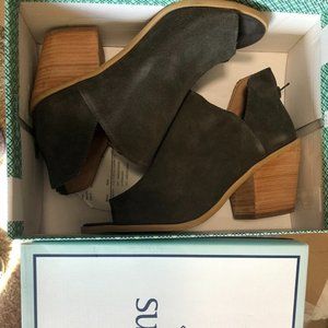 Susina  Carina Lea Open Toe  Side Cut Gray Suede  Boots